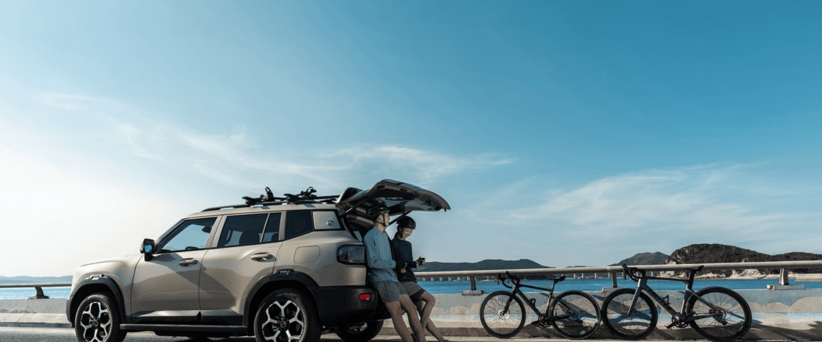 Famiglia accanto alla propria auto